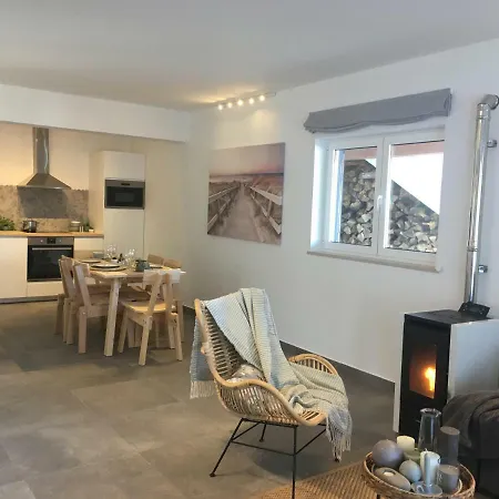 Nyaraló Bico Flores *